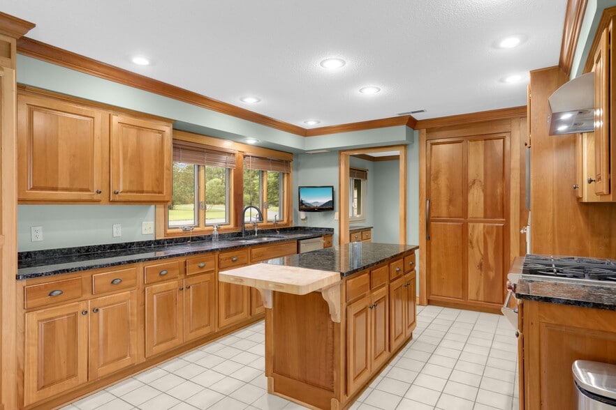 Large kitchen - 19 Point Rd