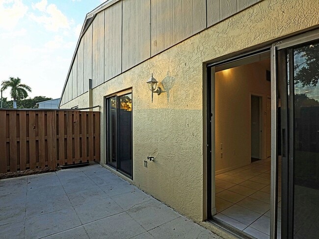 Building Photo - 5264 Cedarbend Dr