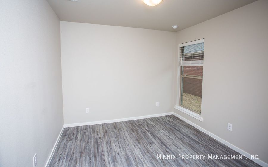 Building Photo - 2137 N Texas Ave