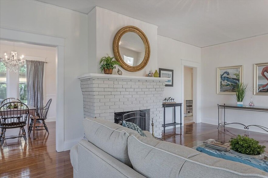 Living room - 407 W Park Ave