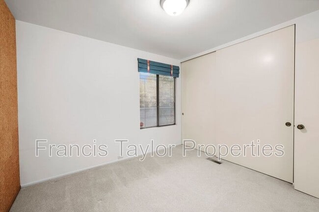 Building Photo - 2250 Vista Grande Dr