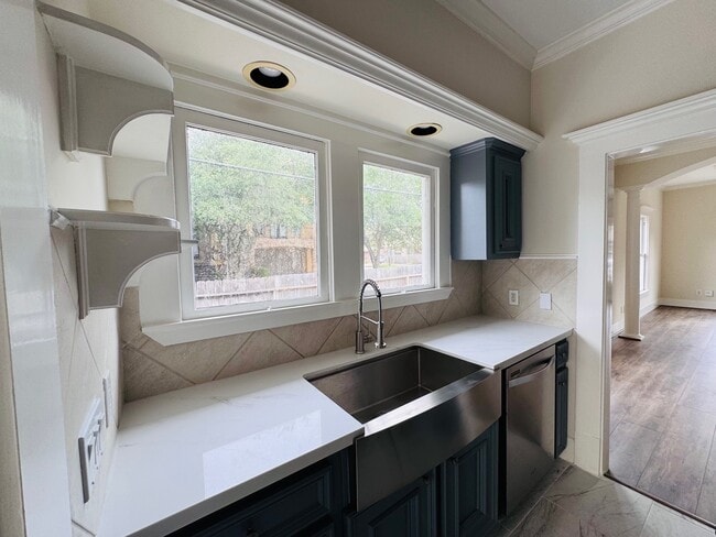 Building Photo - 1345 Nashua St