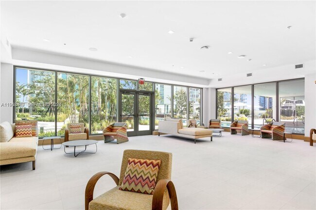 Building Photo - 700 NE 26th Terrace