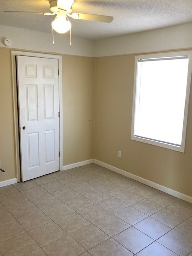 Building Photo - Recently Renovated 2 Bedroom 1 Bath Apartm...