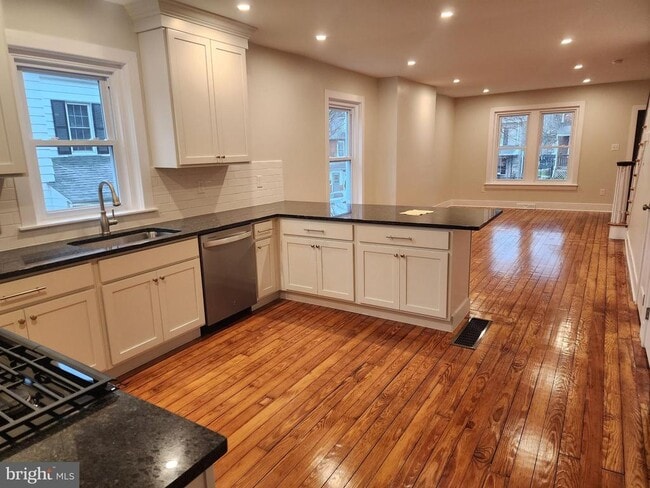 Building Photo - 120 Chester Ave