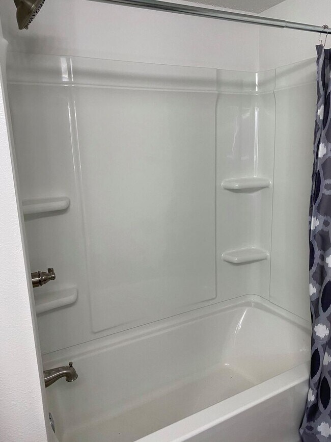 Building Photo - Beautifully Remodeled 2-Bedroom Apartment on Colby Rd in prime location!