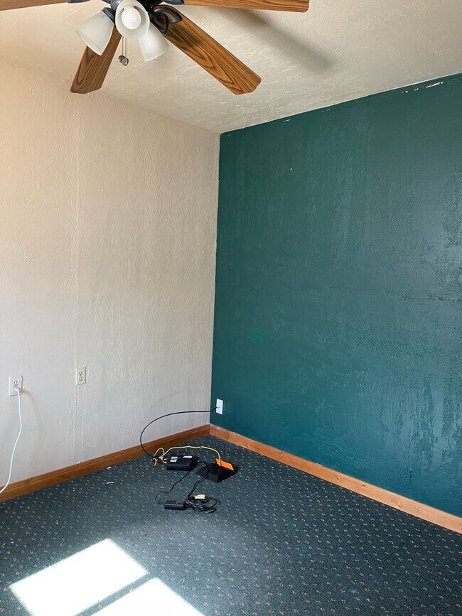 Building Photo - 3 bedroom 1.5 bath with a Large Detached Garage