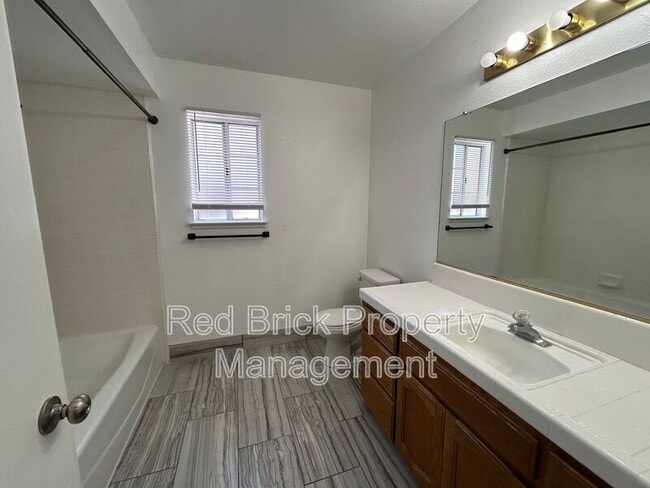 Building Photo - 1061 E Donna Dr