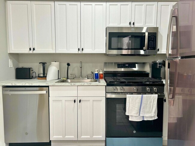 Building Photo - 128 Bainbridge St