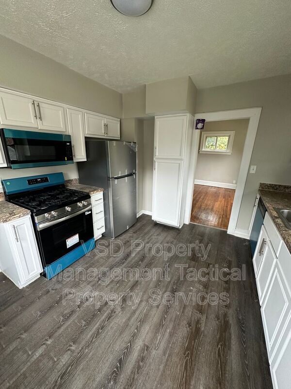 Building Photo - 13827 S Parkway Dr