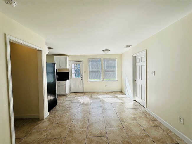 Building Photo - 6729 Lodge St