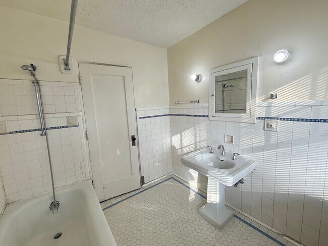 Building Photo - Massive 4 Bedroom, 2 Bath Brick Home