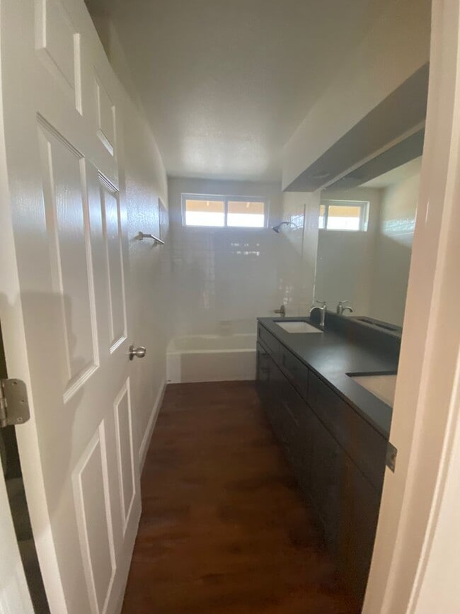 Building Photo - Located in a great neighborhood 4Bdm 3Ba H...
