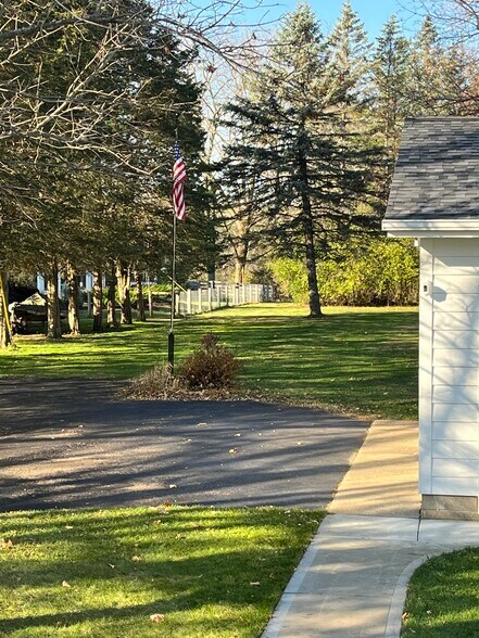 Back Yard - 1445 N Breezeland Rd