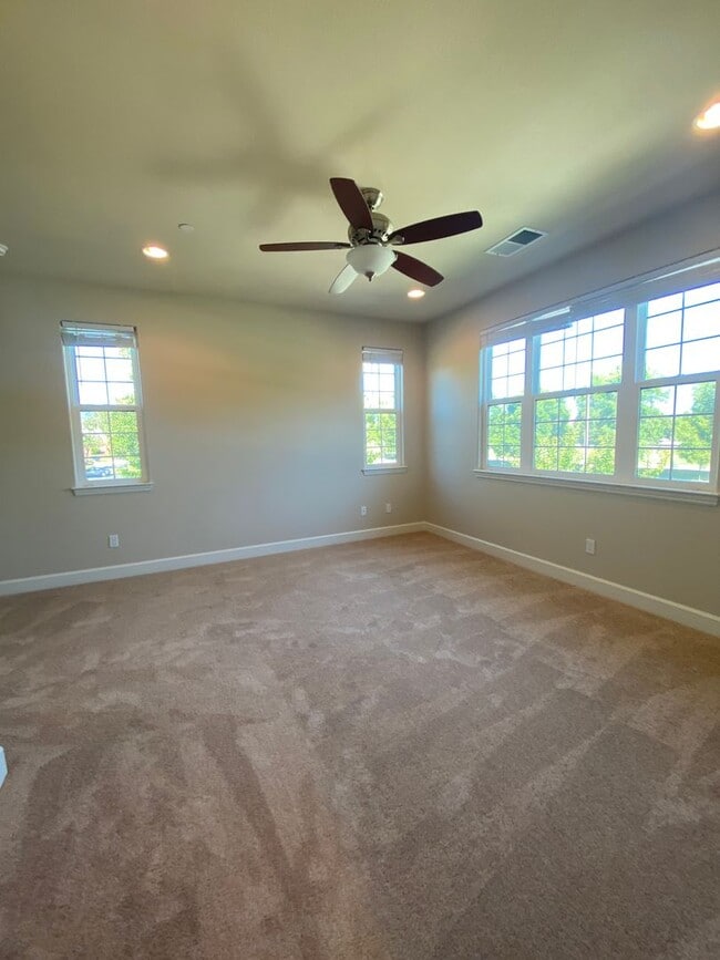 Building Photo - Pleasanton End Unit Andares Townhouse 3 BD...