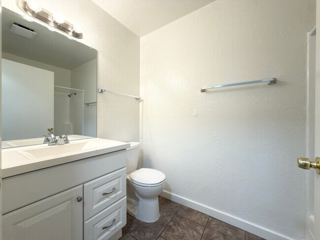 Building Photo - Spacious 2 Bedroom Corner Unit