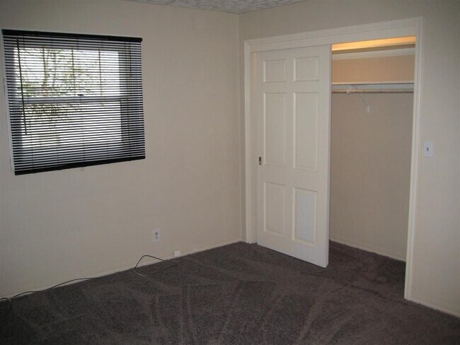 Building Photo - 5 bedrooms