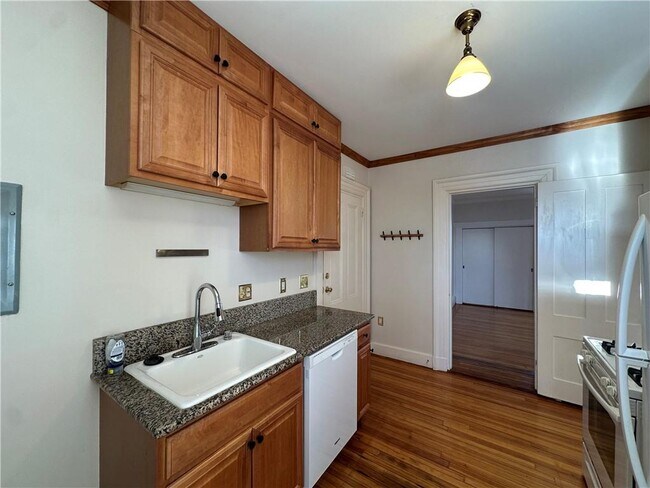 Building Photo - 5 Record St