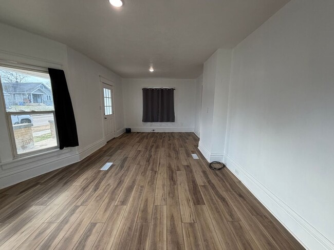 Building Photo - Spacious 4 Bedroom home