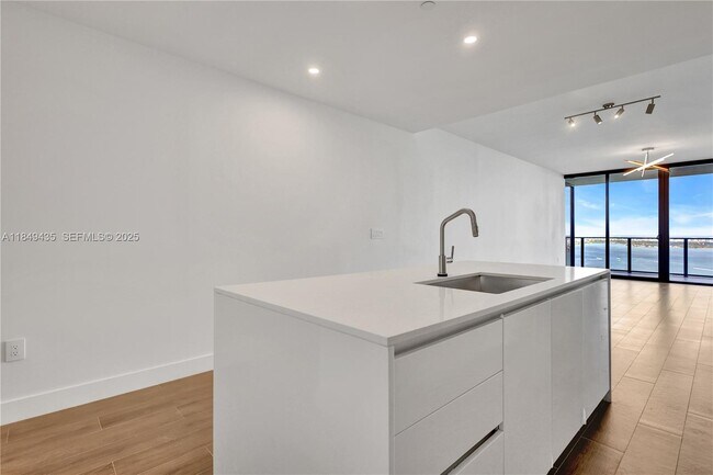 Building Photo - 700 NE 24th St