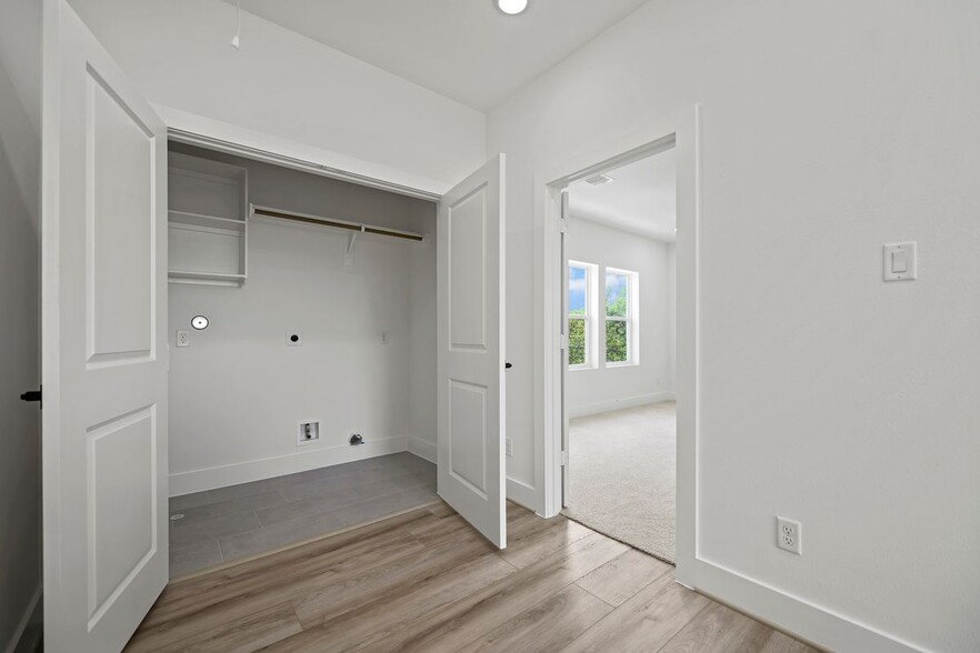 Building Photo - 870 W Little York Rd