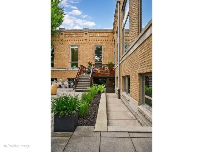 Building Photo - 1019 N Wolcott Ave