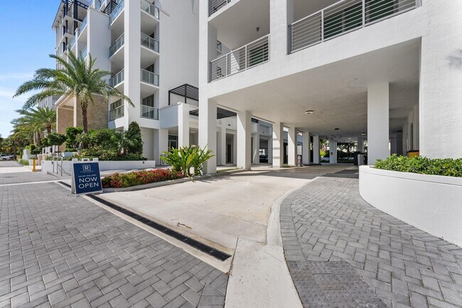 Building Photo - 485 E Royal Palm Rd