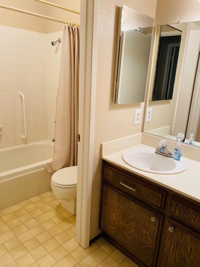 Building Photo - Charming Home Nestled on a Cul-De-Sac!