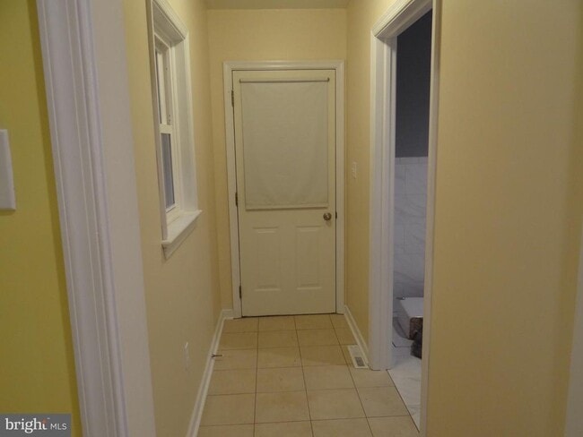 Building Photo - 668 Broad St