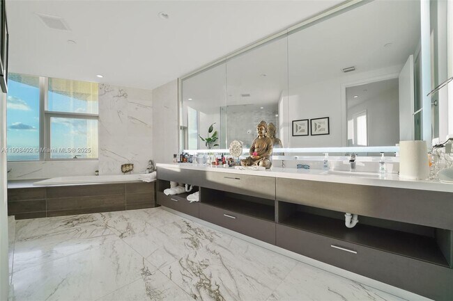 Building Photo - 851 NE 1st Ave