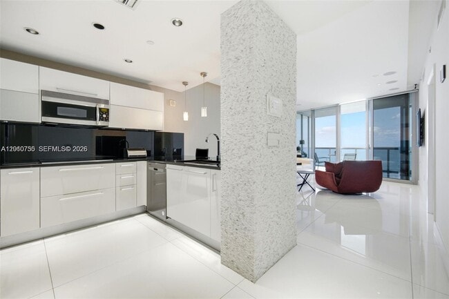 Building Photo - 17121 Collins Ave