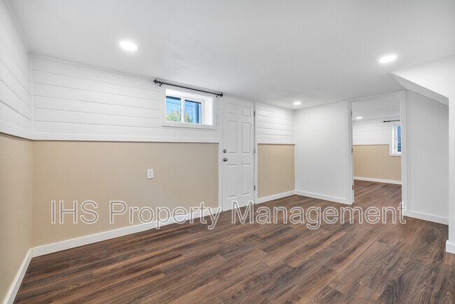 Building Photo - 110 N Douglas Ave