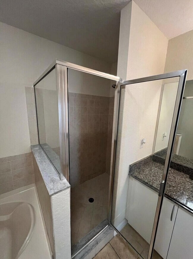 Building Photo - 136 SW Peacock Blvd