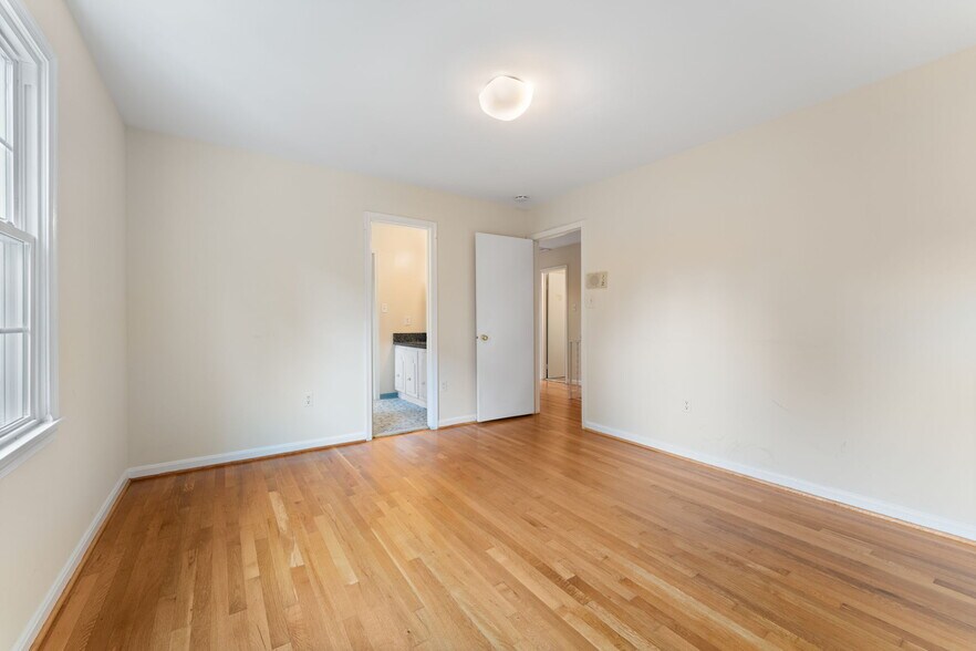 4th BR connects to full bathroom - 9 Snug Hill Ct