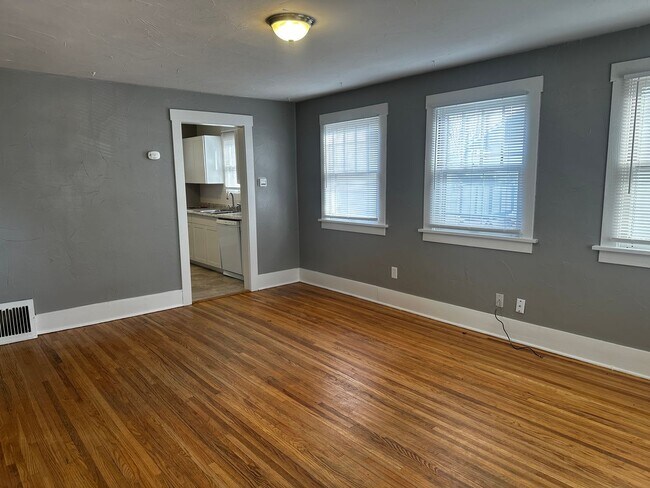 Building Photo - HALF OFF MARCH: Adorable 4 Bedroom UTILITIES INCLUDED!