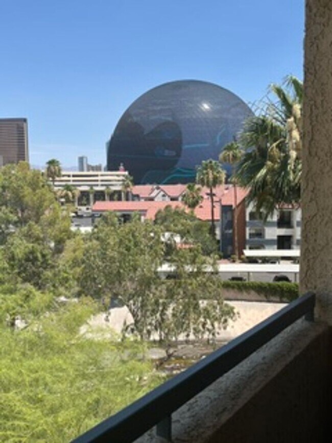 Building Photo - 210 E Flamingo Rd