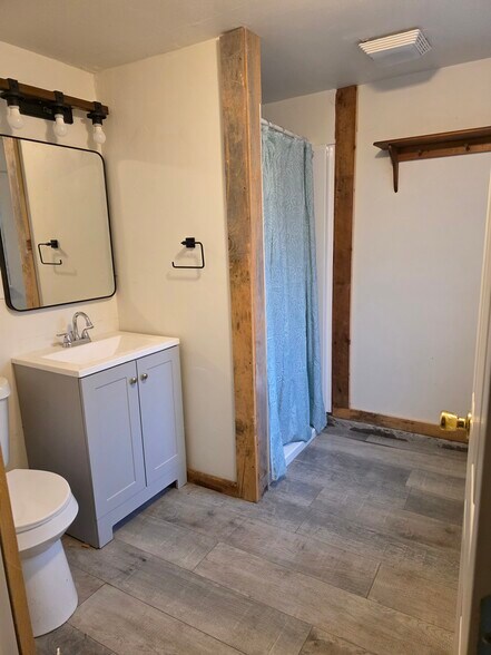 Bathroom - 11141 US-62