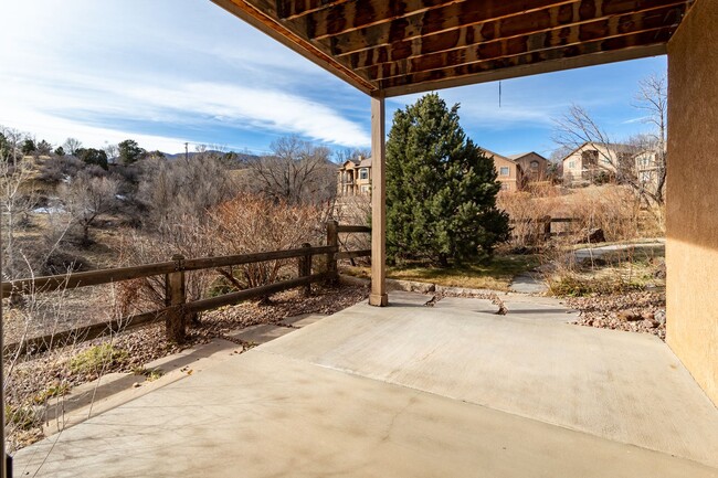 Building Photo - Stunning Rancher with Mountain Views