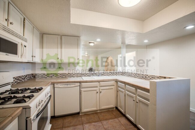 Building Photo - 10101 La Paz Dr