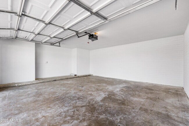 Building Photo - 4401 W Claremont St