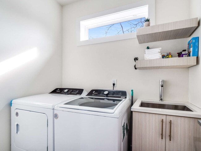 laundry room - 1371 Lyle Ave