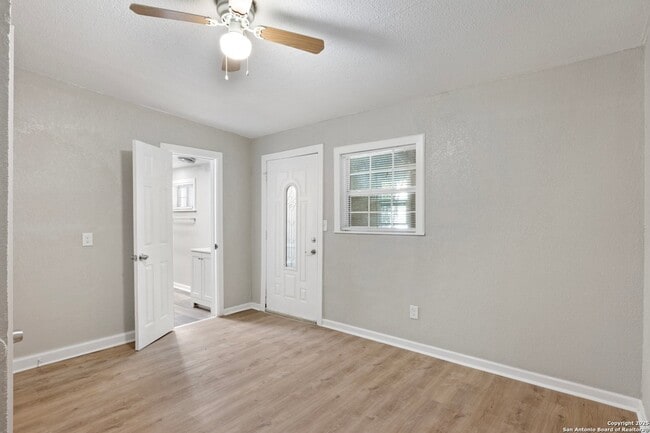 Building Photo - 2209 N Flores St
