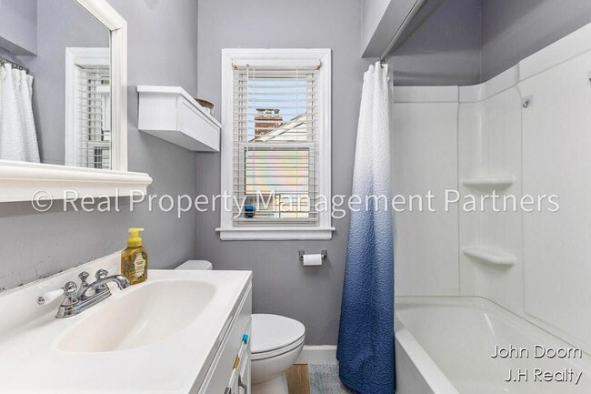 Building Photo - Spacious 3-Bedroom Home in Alger Heights – Modern Kitchen, Private Yard & Garage