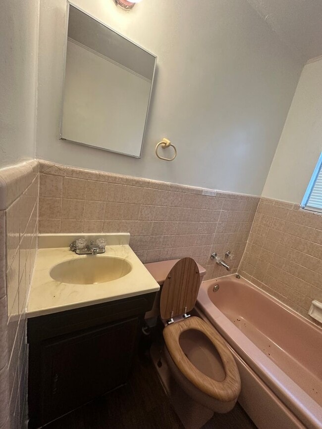 Building Photo - 4 Bed, 2 Bath, 2 dInng, 2 Living