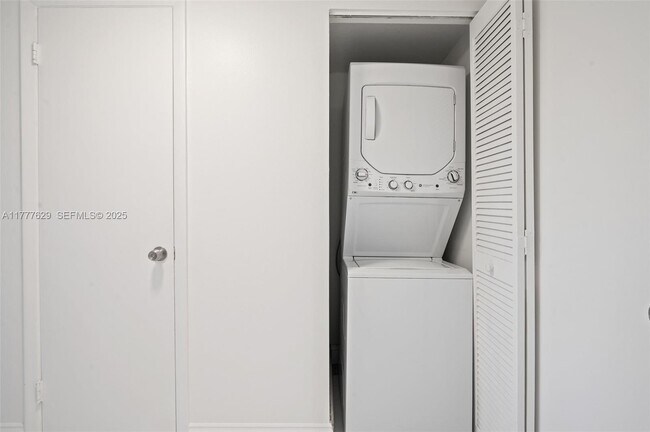 Building Photo - 2000 Towerside Terrace