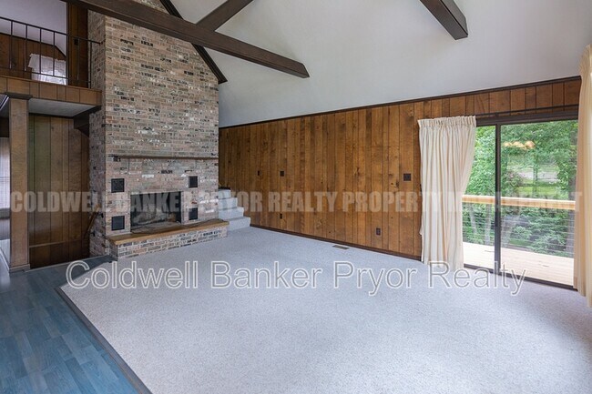 Building Photo - 165 Lakeshore Ct