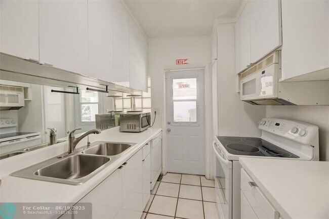 Building Photo - 1642 NE 8th St