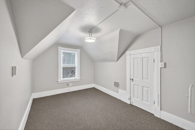 Building Photo - 812 7th St SE