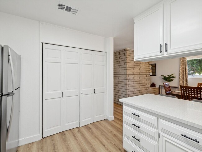 Building Photo - Fully Furnished 3 Bedroom 2 Bath - Single ...