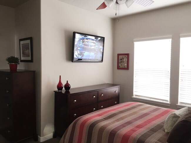 Building Photo - Spacious 2 Bedroom Townhome at The District!